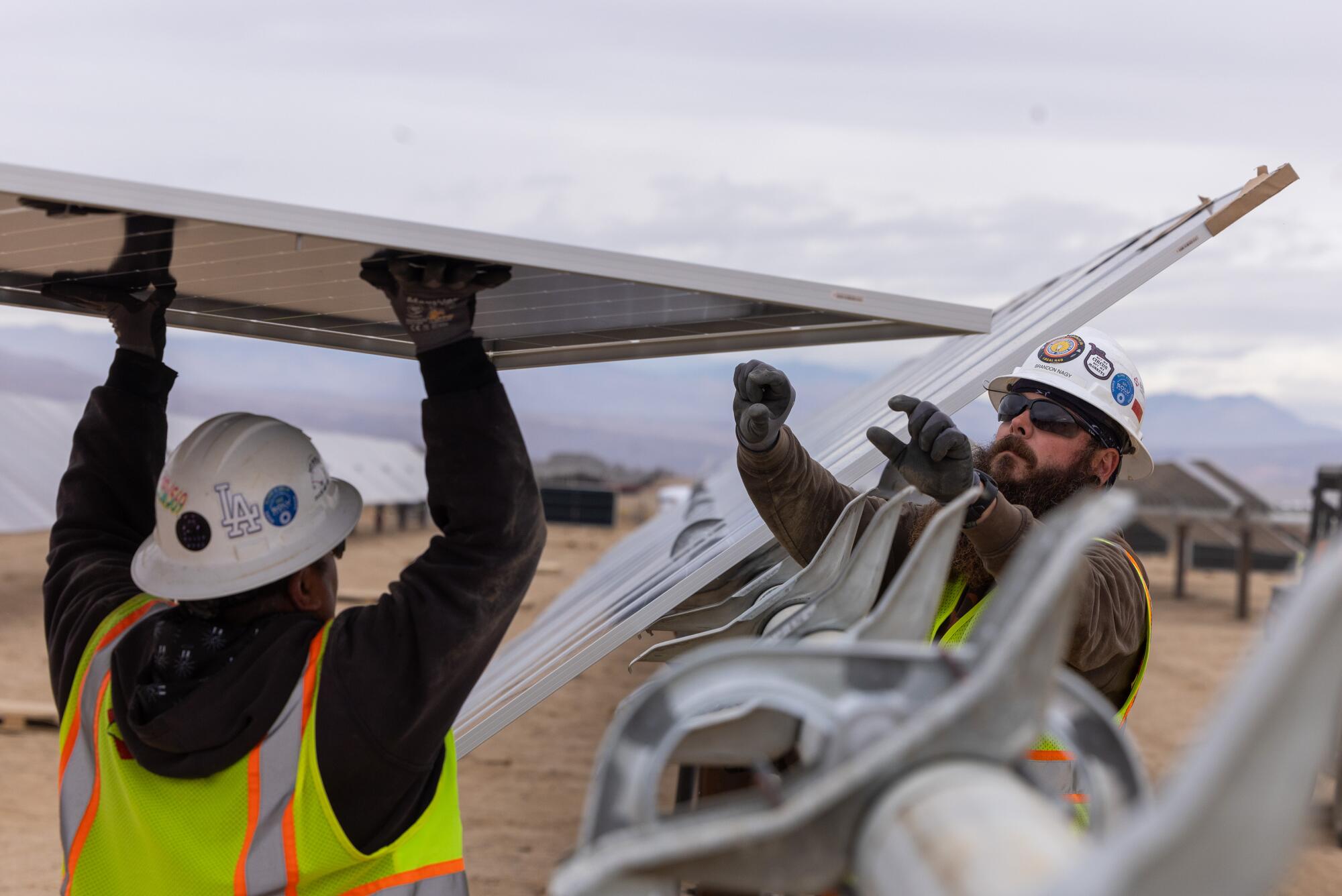 Les travailleurs installent des panneaux solaires pour le Los Angeles Department of Water and Power's Eland Solar and Storage Center 