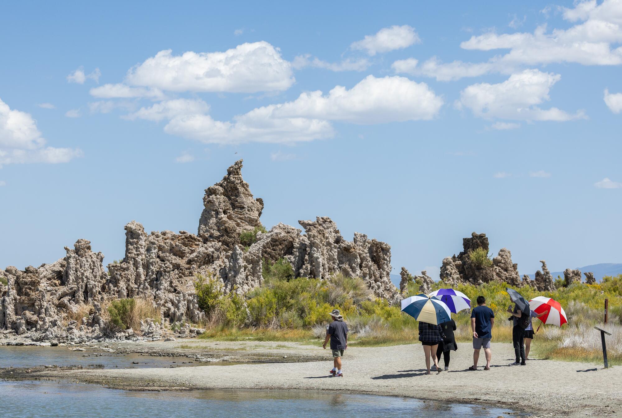 Les visiteurs de la tuf sud de Mono Lake marchent le long du rivage, qui était autrefois recouvert d'eau aussi profondément que le plus haut tuf.
