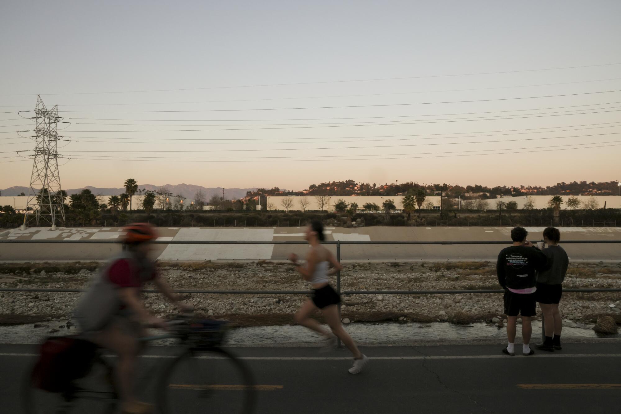 Les piétons utilisent la voie cyclable de la rivière Los Angeles.