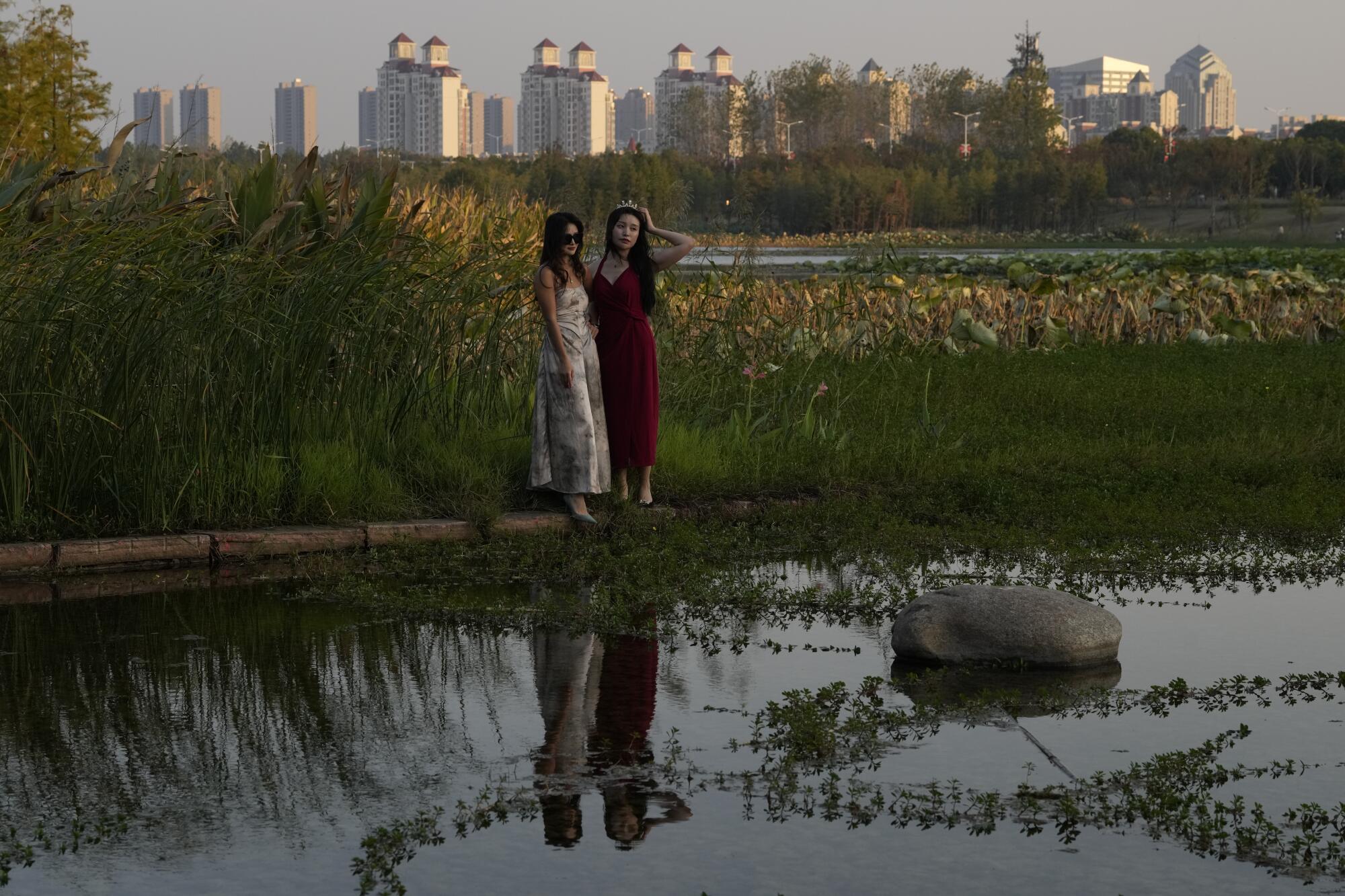 Femmes près des étangs et des plantes aquatiques du parc éponge "Fish Tail" à Nanchang, en Chine.