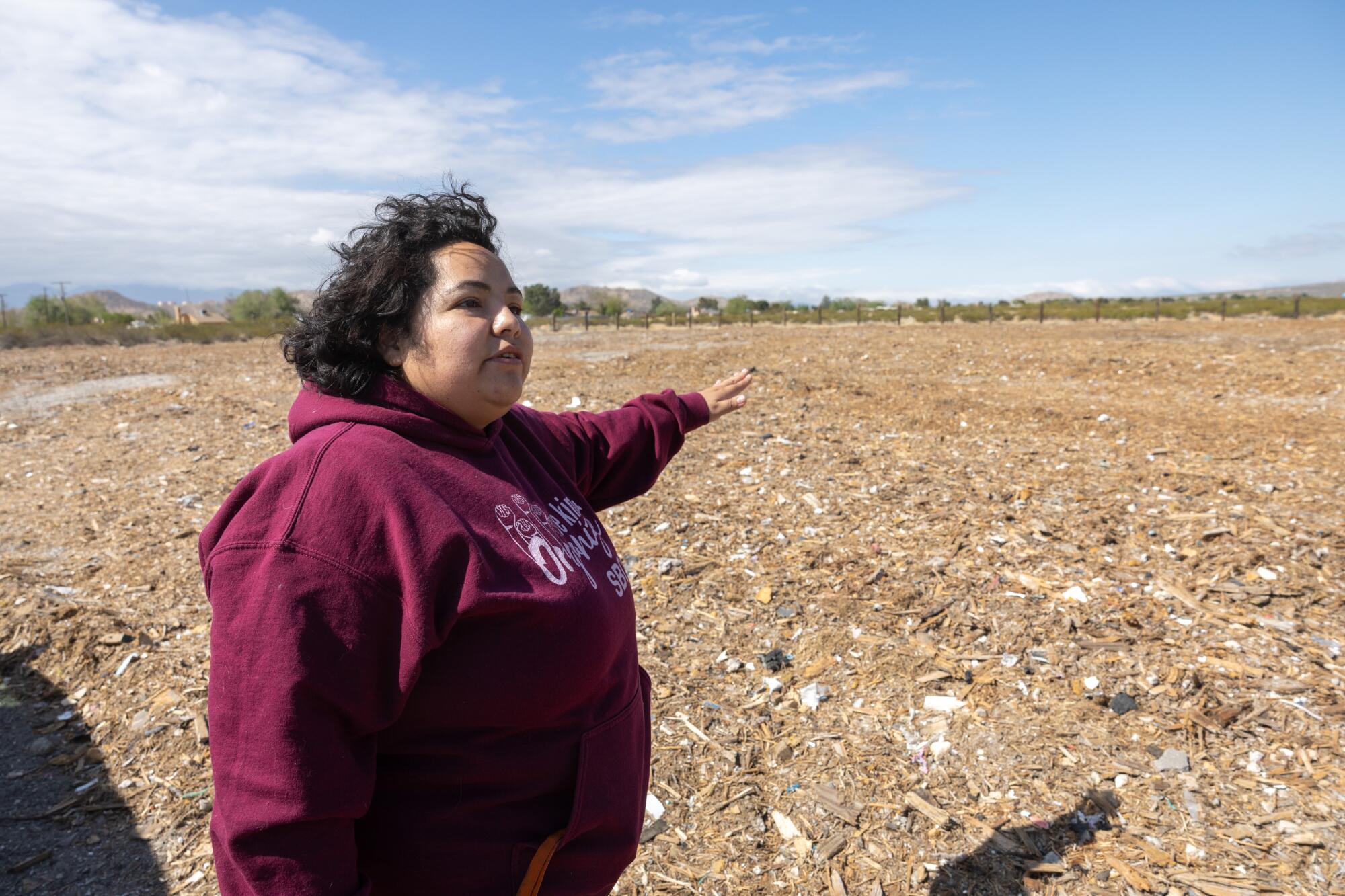 Erika Schwerdt, organisatrice communautaire, montre un dépotoir illégal dans le lac Los Angeles.