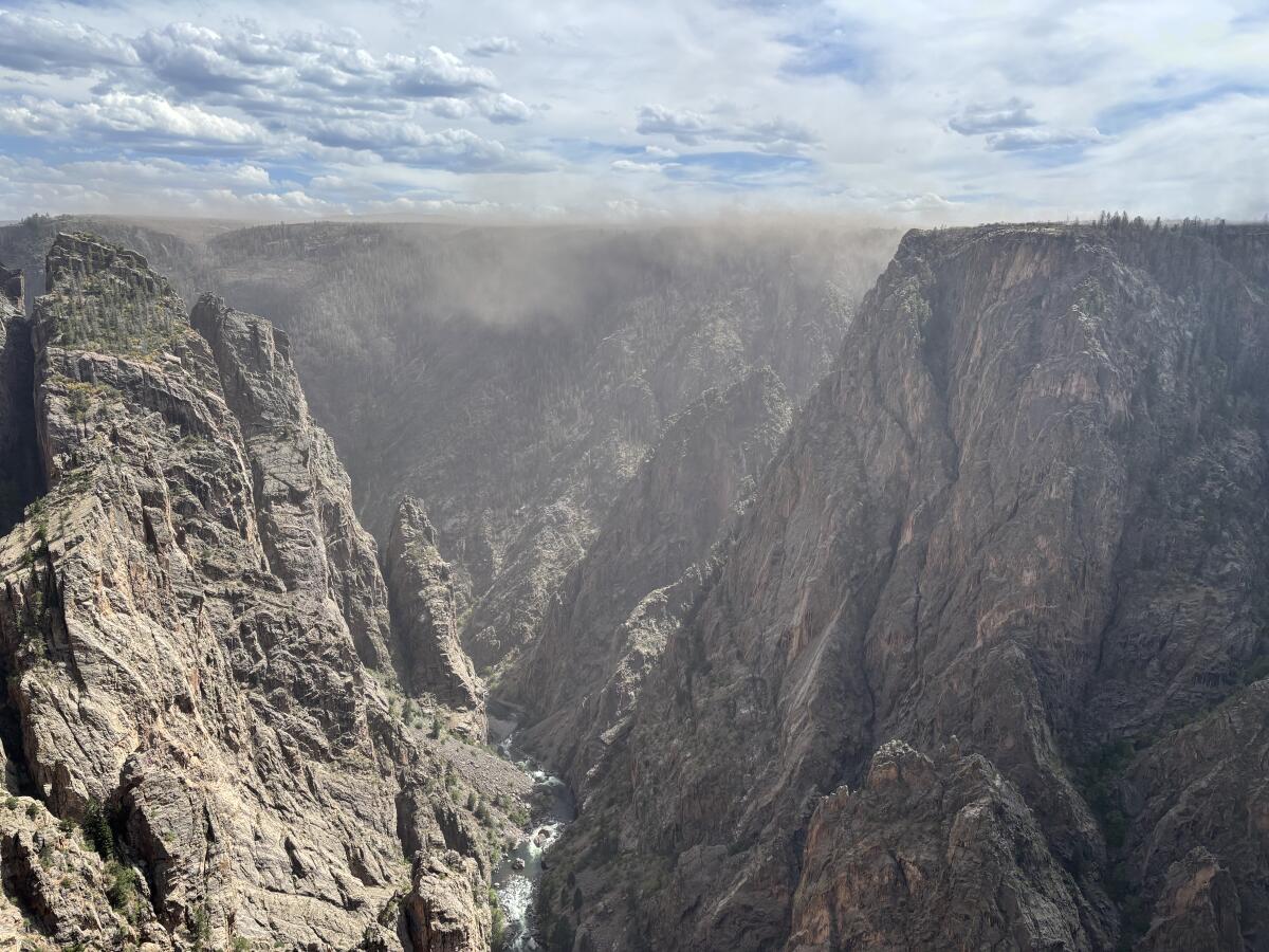 La fumée du feu de la jante sud souffle vers le bord nord de Black Canyon du parc national de Gunnison.
