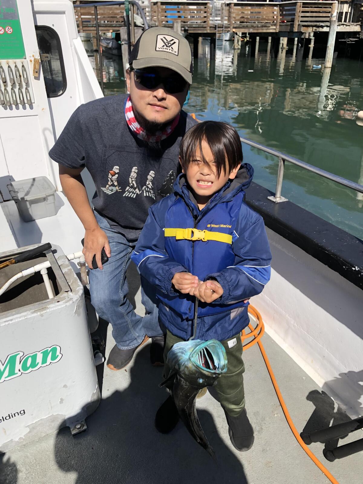 Le résident de Rio Oso, 13 ans, Julian, elle a attrapé un bar blanc de 63,7 livres lors de la pêche en famille le 10 août.