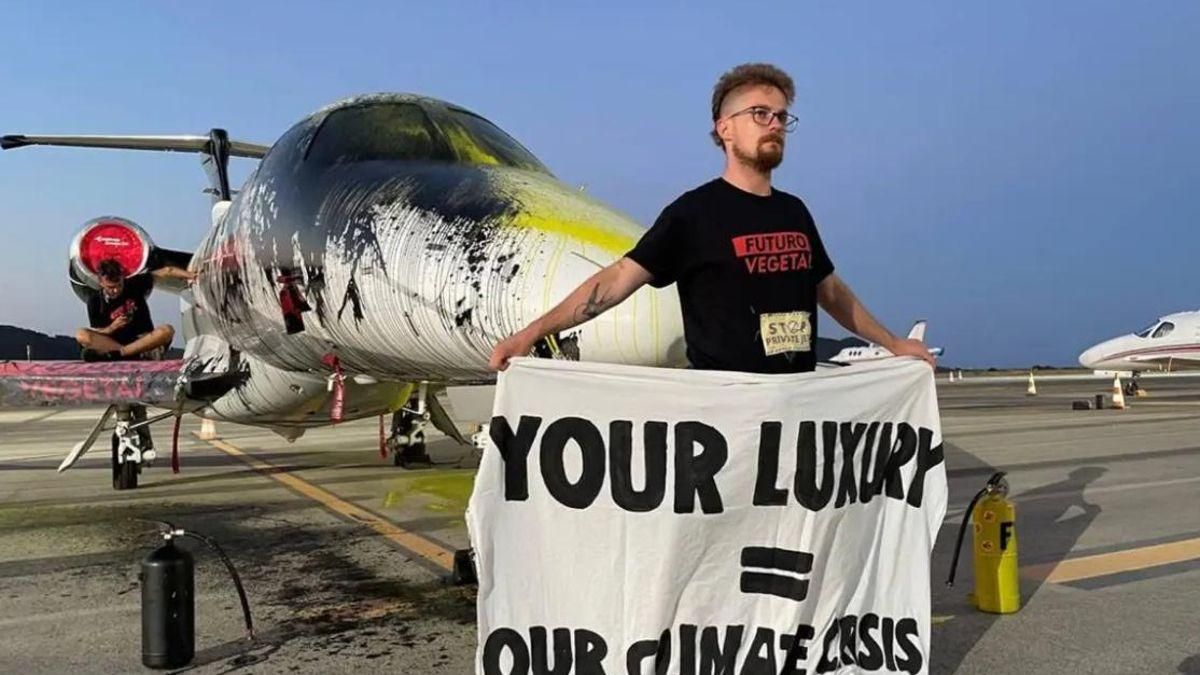 Un jet privado, cubeerto de Pintura en ibiza para protestar contra susMe eisiones de co2