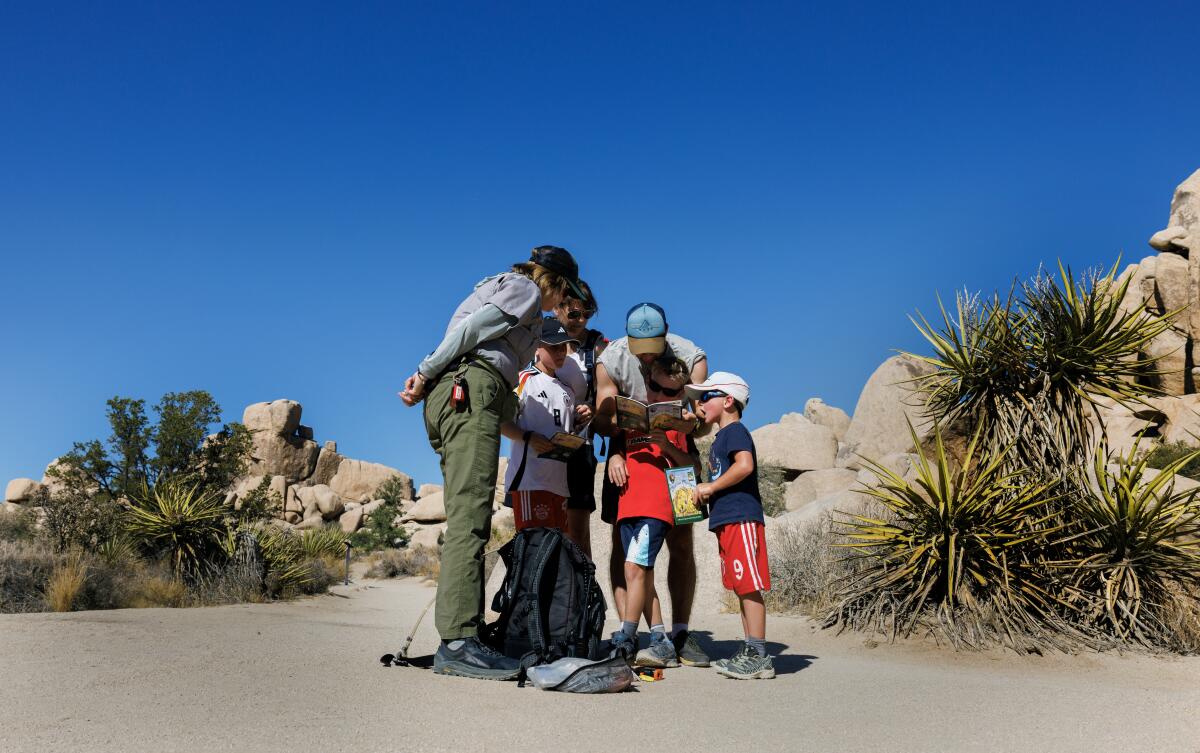 Anna Marini, la coordinatrice du programme de recherche et de sauvetage préventive, donne aux guides juniors des enfants de la famille Lutter.