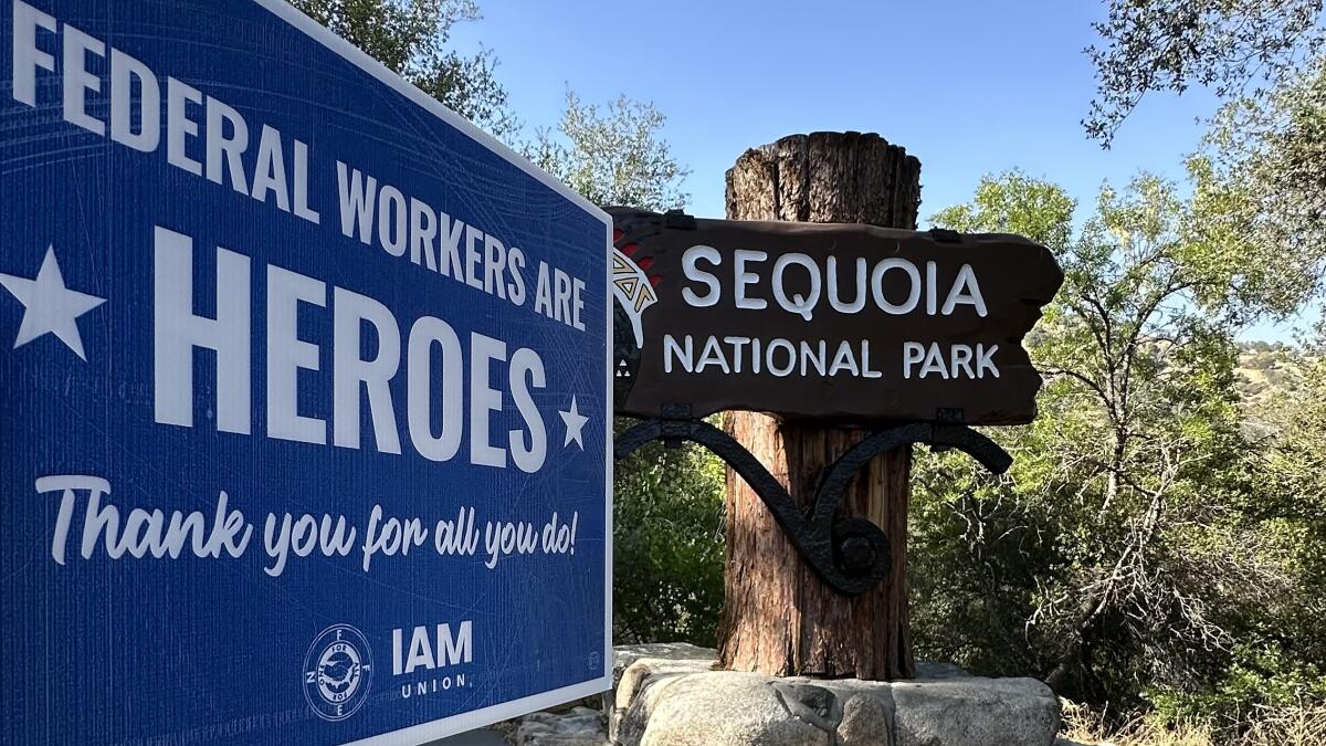 Un panneau de soutien syndical est affiché dans le parc national de Sequoia.