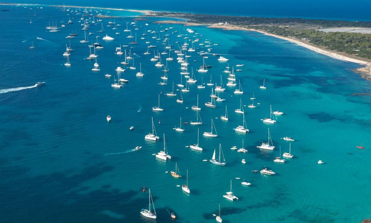 Aglomeración de yates en plena zona protegida como parque naturel