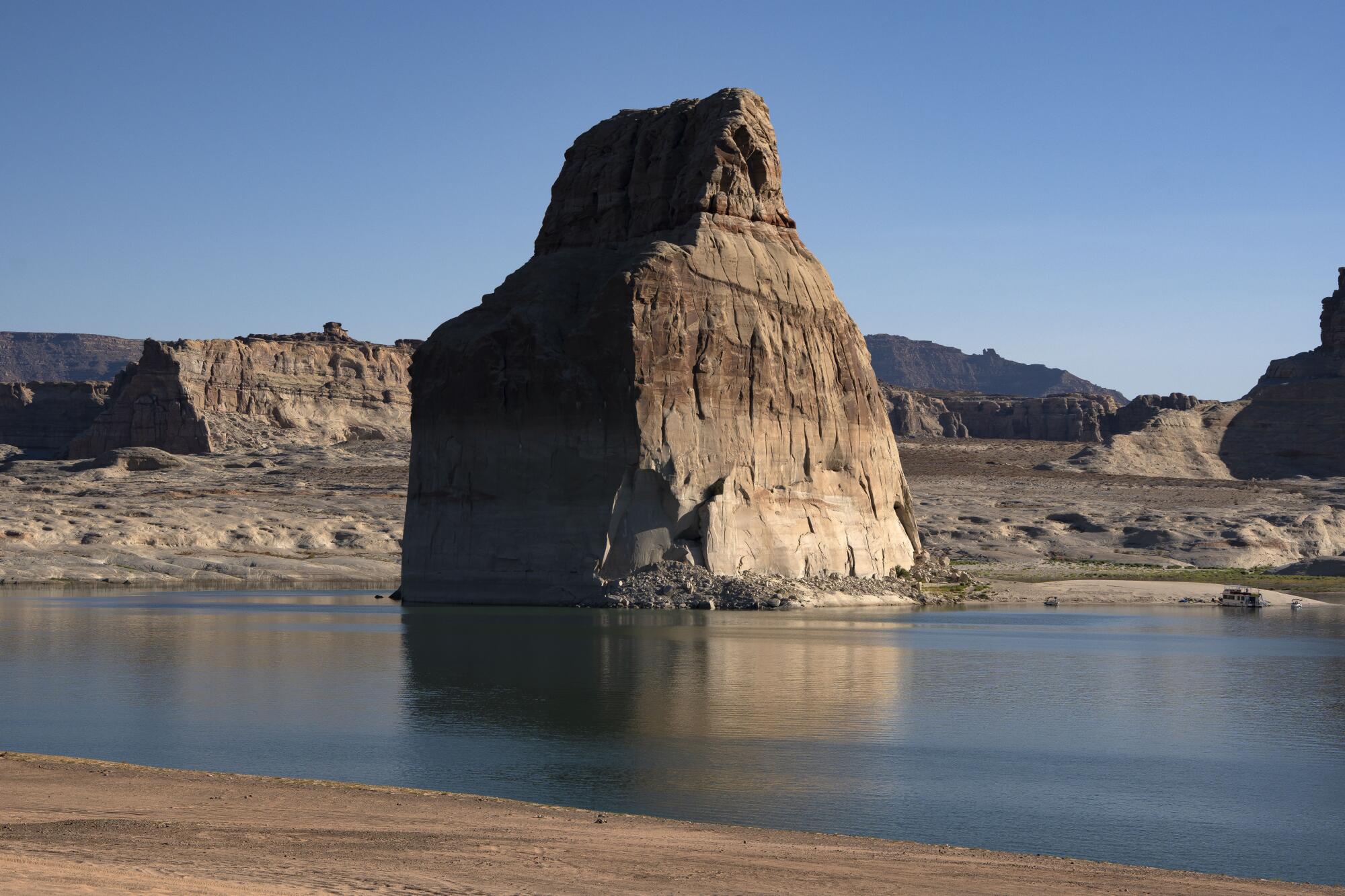 La lumière du soleil du matin frappe le rock solitaire sur le lac Powell dans la zone de loisirs nationale de Glen Canyon.