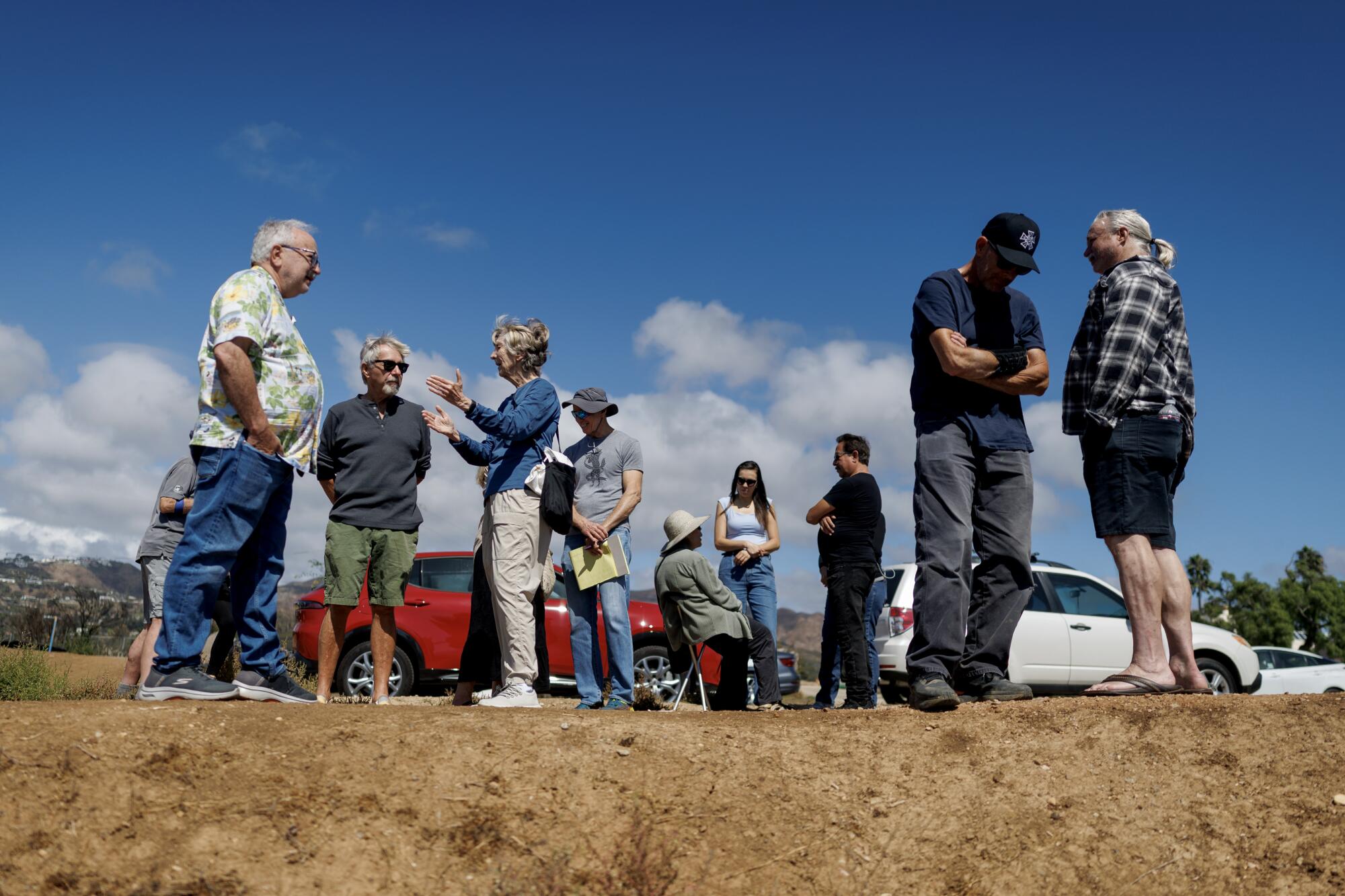 Les résidents du Pacific Palisades Bowl Mobile Home Estates se réunissent sur une colline au-dessus du parc de Pacific Palisades.