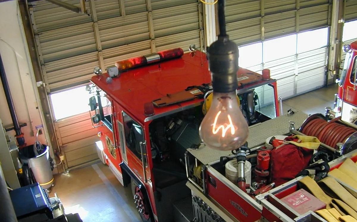 Se trouve dans le parc des bomberos du village