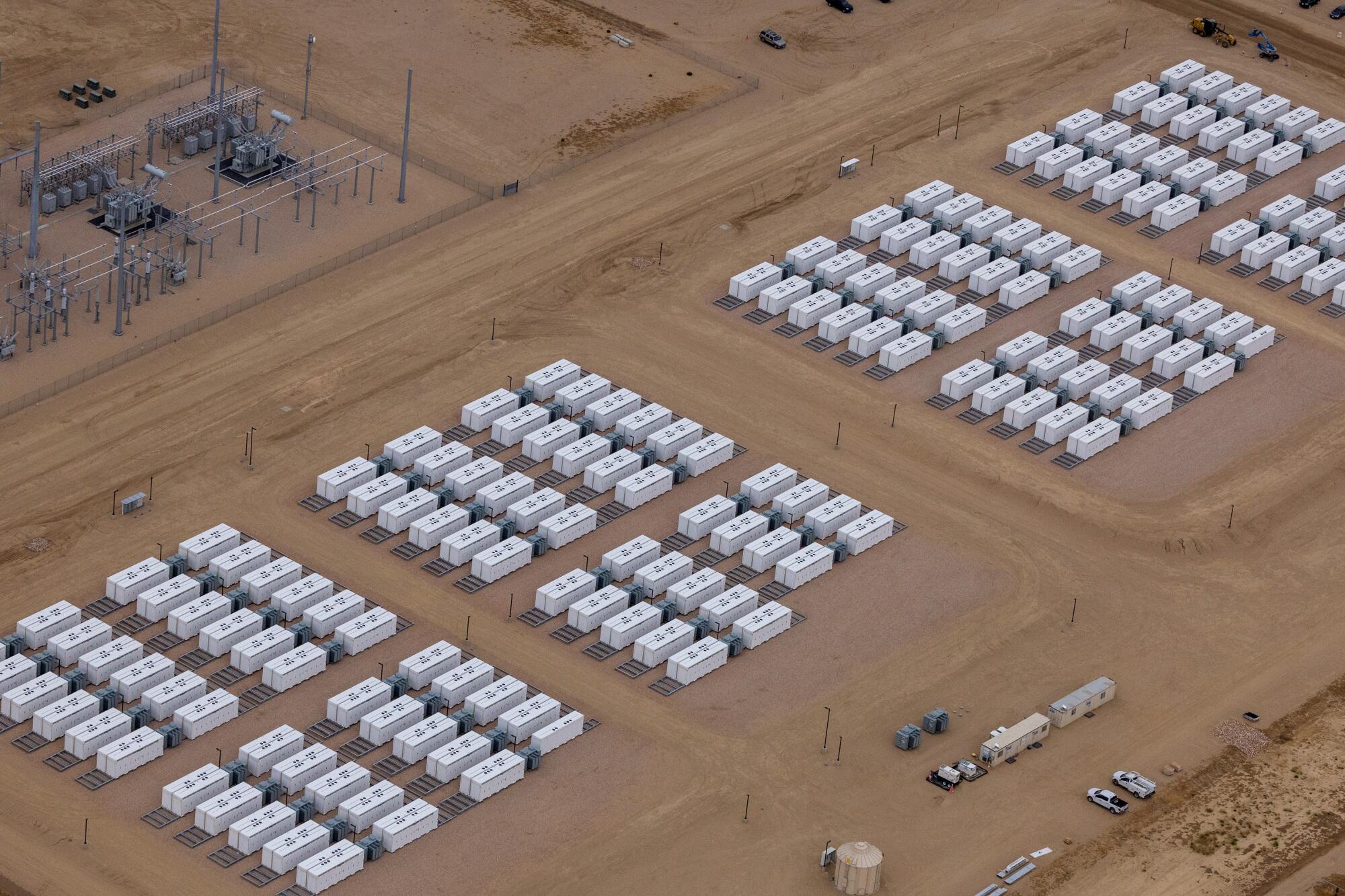 Unités de stockage par batterie dans la plus grande usine de stockage solaire et par batterie du Département de l'eau et de l'électricité de Los Angeles.