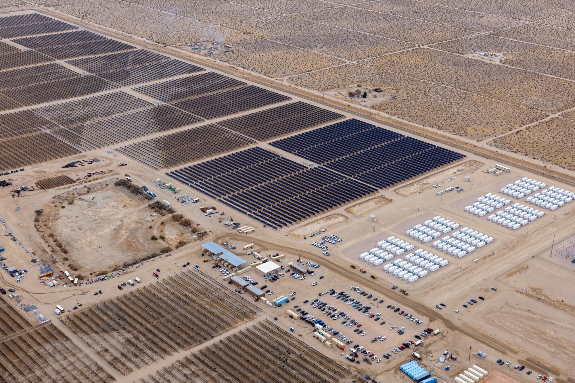 La plus grande centrale solaire et de stockage par batterie du LADWP, le centre solaire et de stockage d'Eland dans le désert de Mojave. 