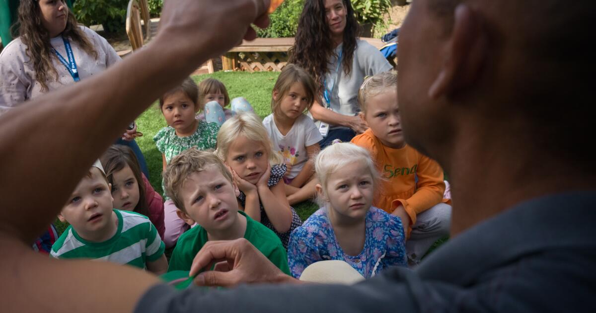 Les gardes du parc apportent la nature aux enfants d'âge préscolaire pendant la fermeture du gouvernement