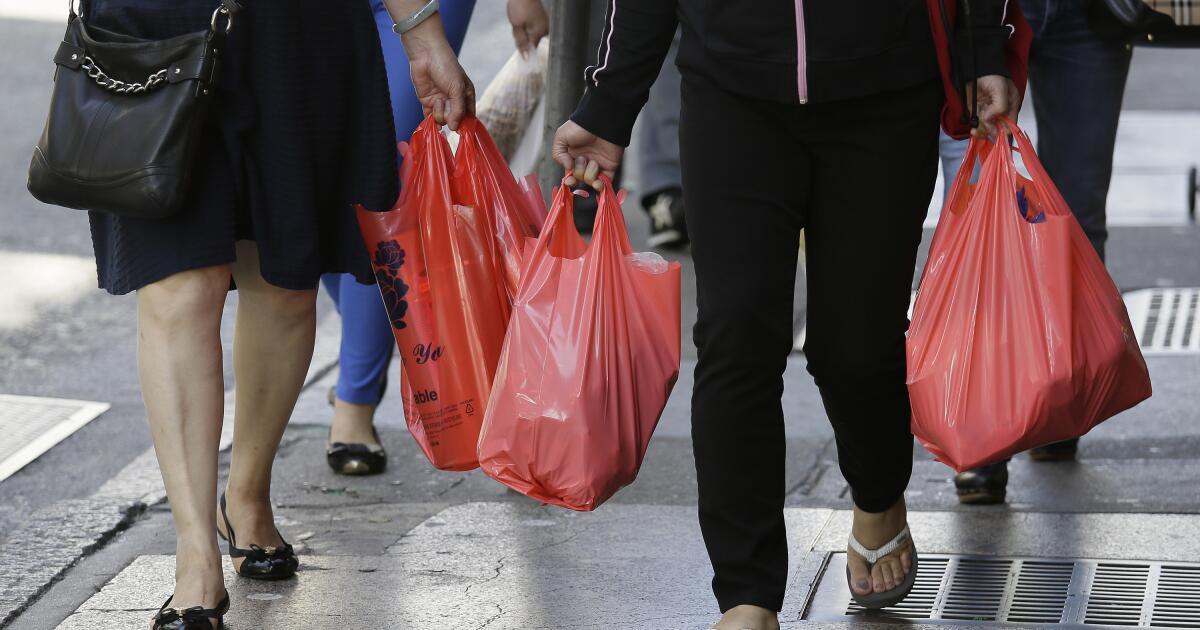 Les sacs en plastique vendus dans les magasins californiens ne sont pas réellement recyclables, dit Bonta