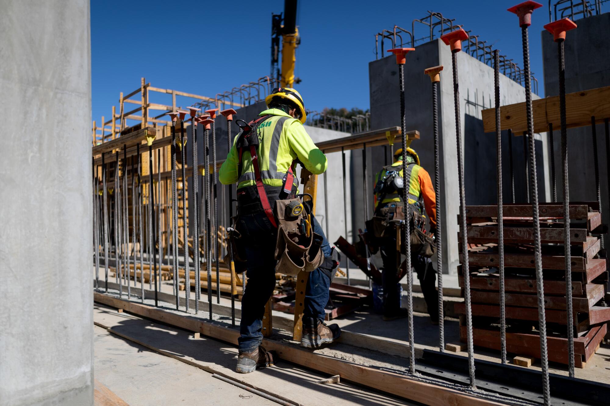 Deux ouvriers sur un chantier de construction.