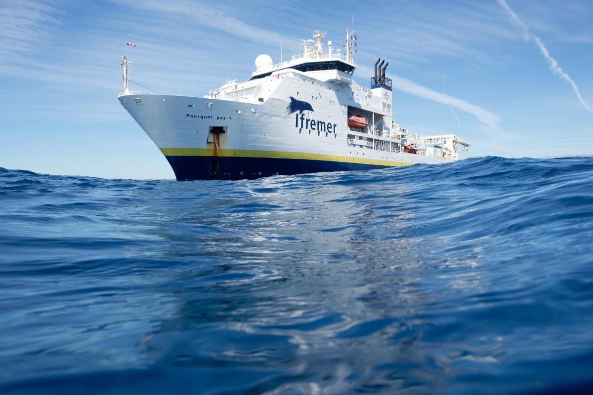 Le bateau océanographique de l'Ifremer 'Pourquoi pas ?' surcando la Méditerranée