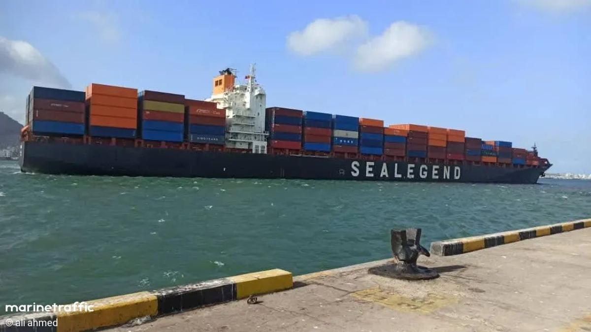 Le buque portacontenedores 'Pont d'Istanbul' a traversé l'Arctique jours passés de la Chine à la Pologne