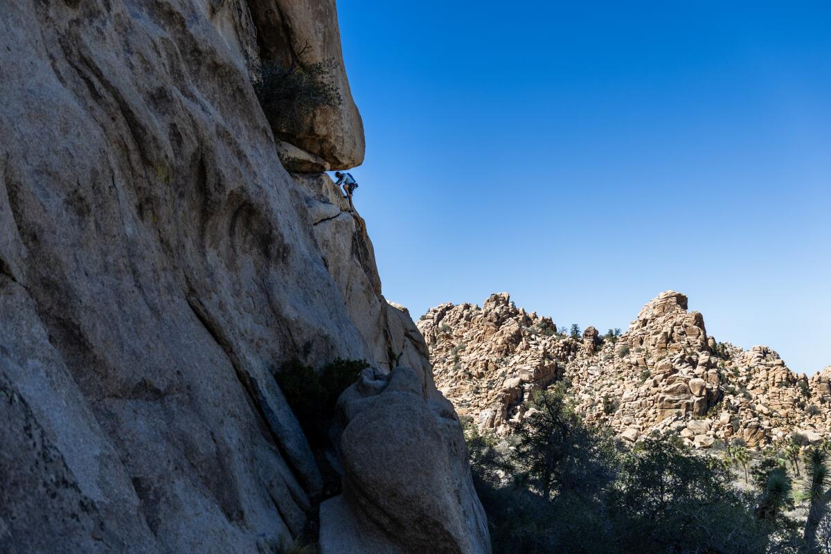 Pedro Uranga, de Los Angeles, escalade Sentinel Rock dans Hidden Valley, parc national Joshua Tree.
