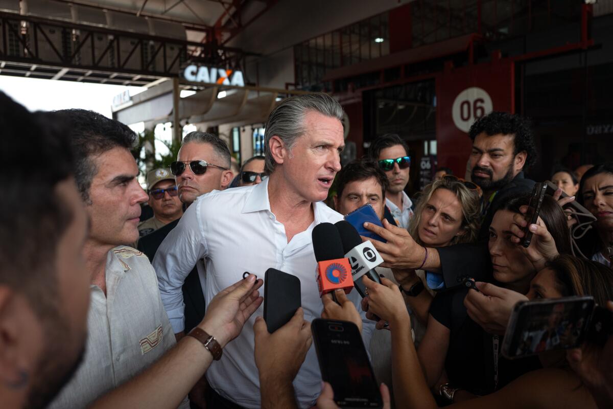 Le gouverneur de Californie, Gavin Newsom, s'adresse aux journalistes