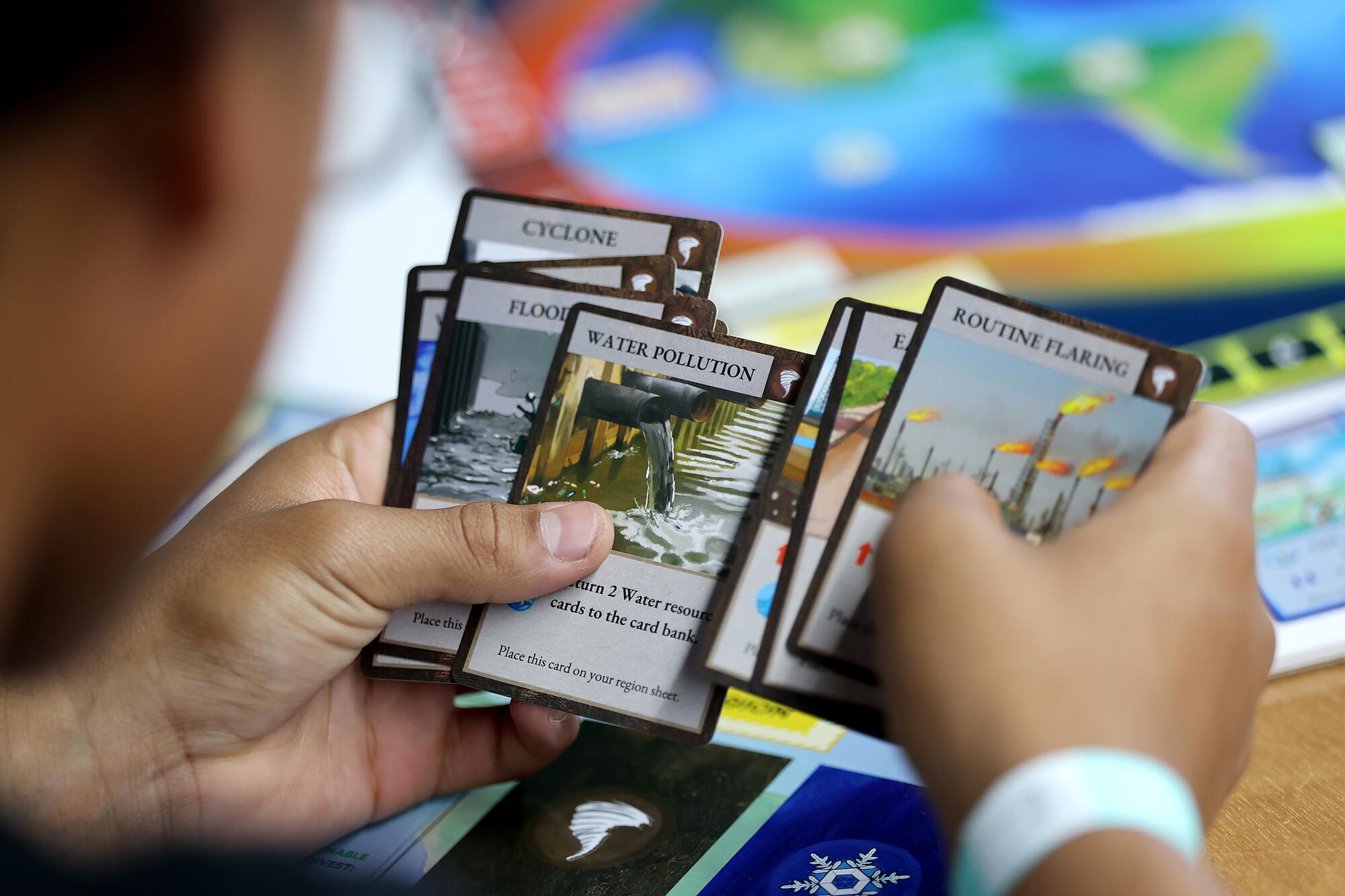 Matthew Quintero, élève de la Golden Valley Middle School, parcourt des cartes tout en se renseignant sur les solutions climatiques.