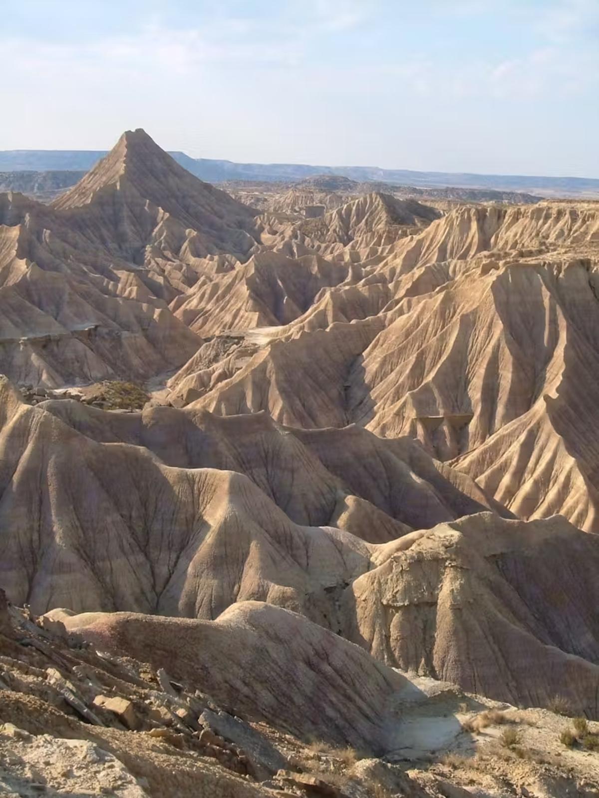 Situé entre la Navarre et l'Aragon, les Bardenas Reales (418 km²) sont la zone la plus étendue avec les formations de terres baldías dans la péninsule ibérique. L'activité érosive est liée aux phases d'incision cuternaria des rivières Aragon et Èbre.