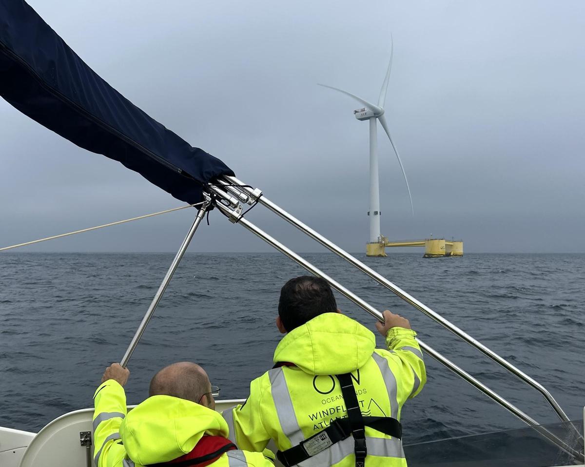 Une des turbines du parc éolien marin « WindFloat Atlantic » d'Ocean Winds est située à 18 kilomètres de Porto, Portugal.