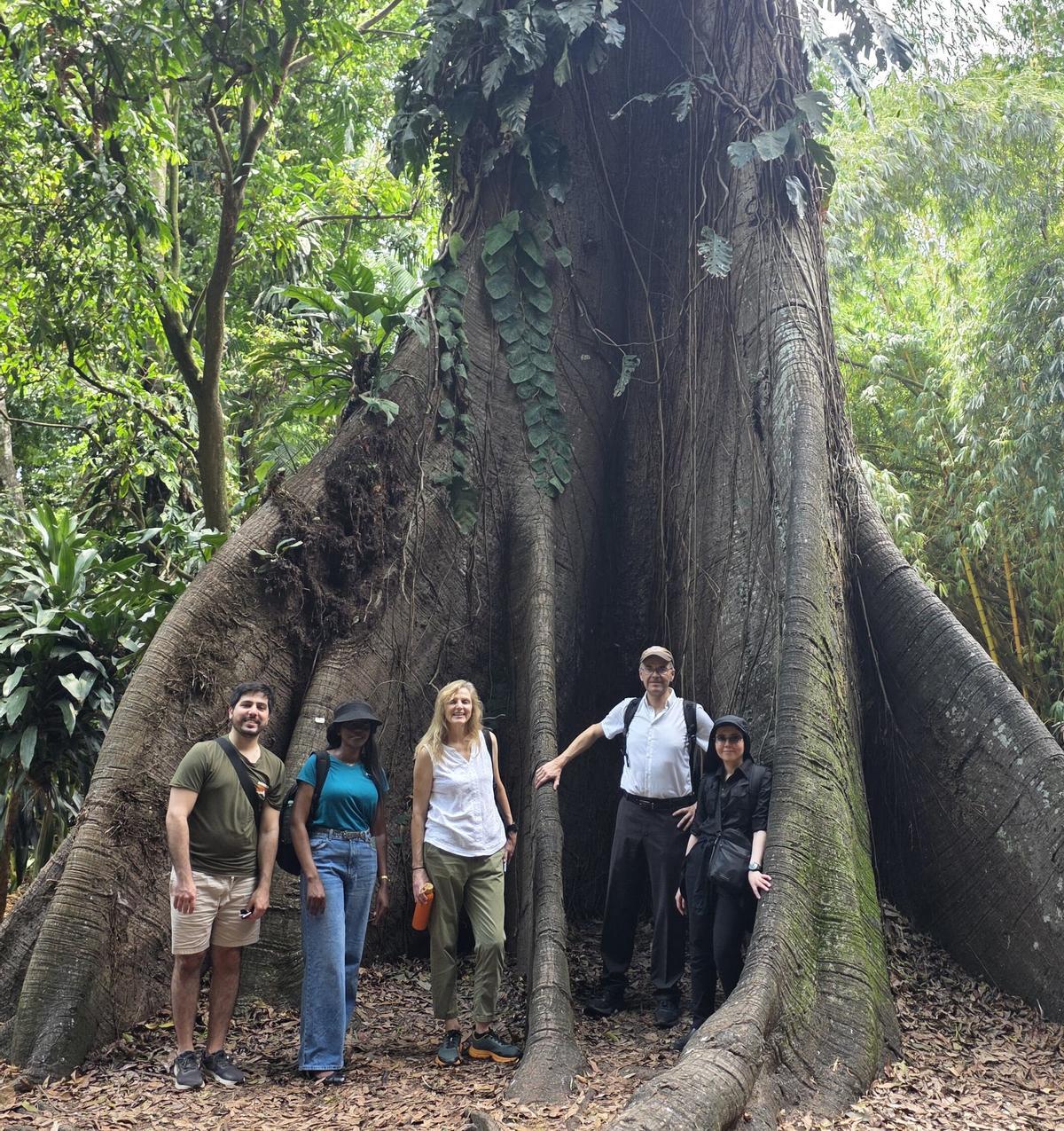 Le professeur Heiko Balzter, la Dra. Nezha Acil (derecha) et ses collègues de l'Université de Leicester dans un jardin zoobotanique du musée Emilio Goeldi de Belém, avec des arbres et des animaux de l'Amazonie.