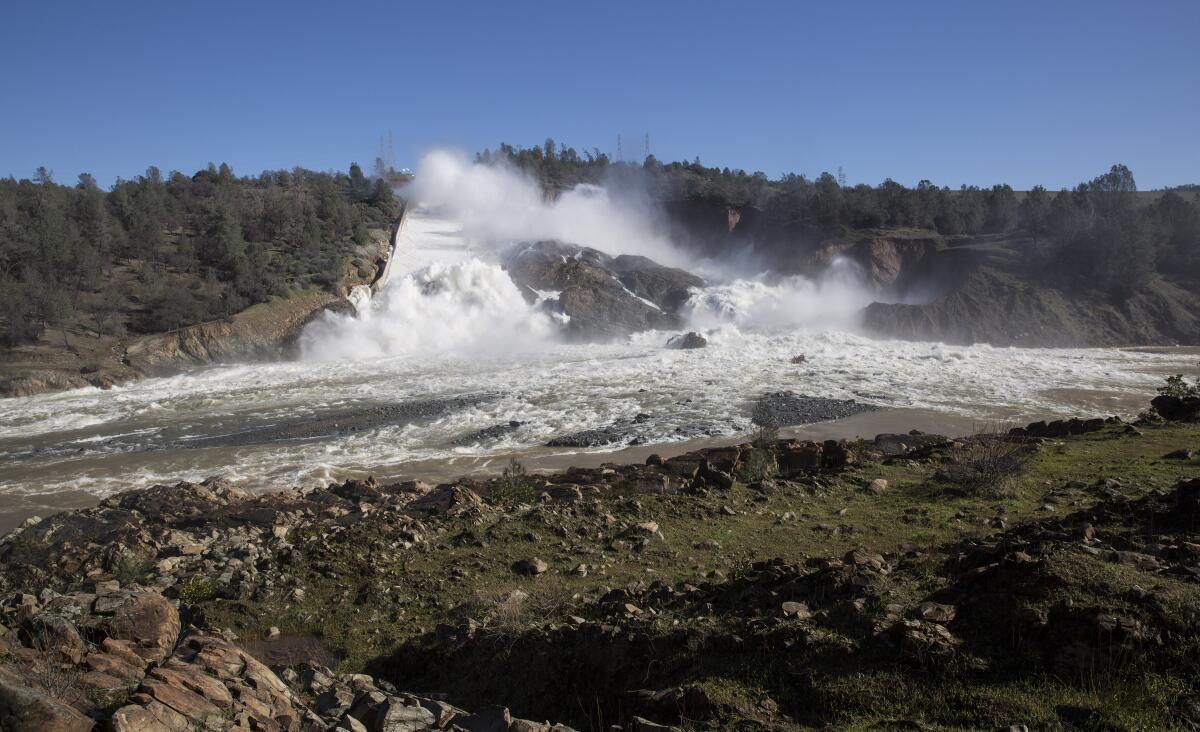 L'eau s'écoule sur le déversoir principal endommagé du lac Oroville.