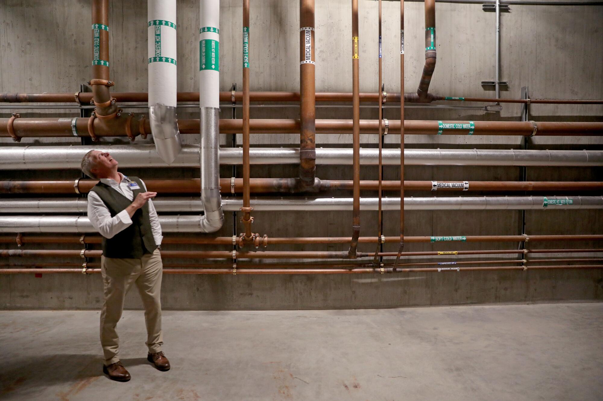 Un tunnel depuis le bâtiment de l'hôpital UCI Health – Irvine menant à l'usine centrale de services publics