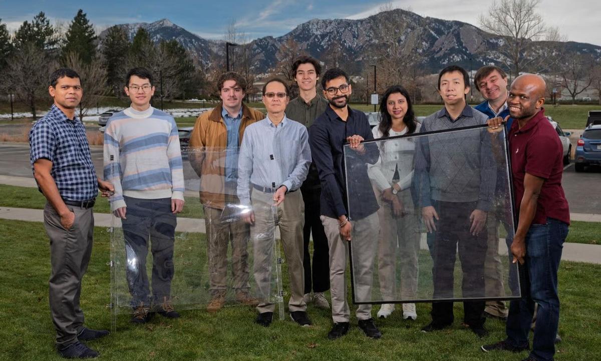 Certains des scientifiques qui ont participé au hallazgo, avec le nouveau matériel