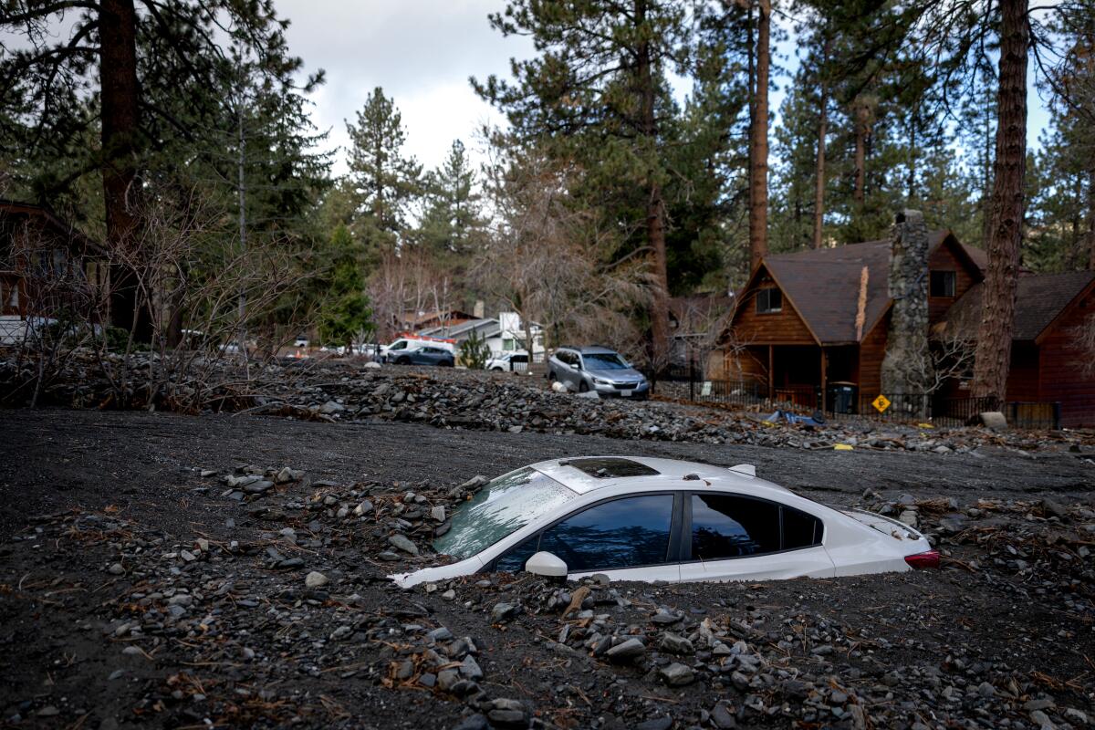 Les débris d'une coulée de boue recouvrent une voiture à Wrightwood.
