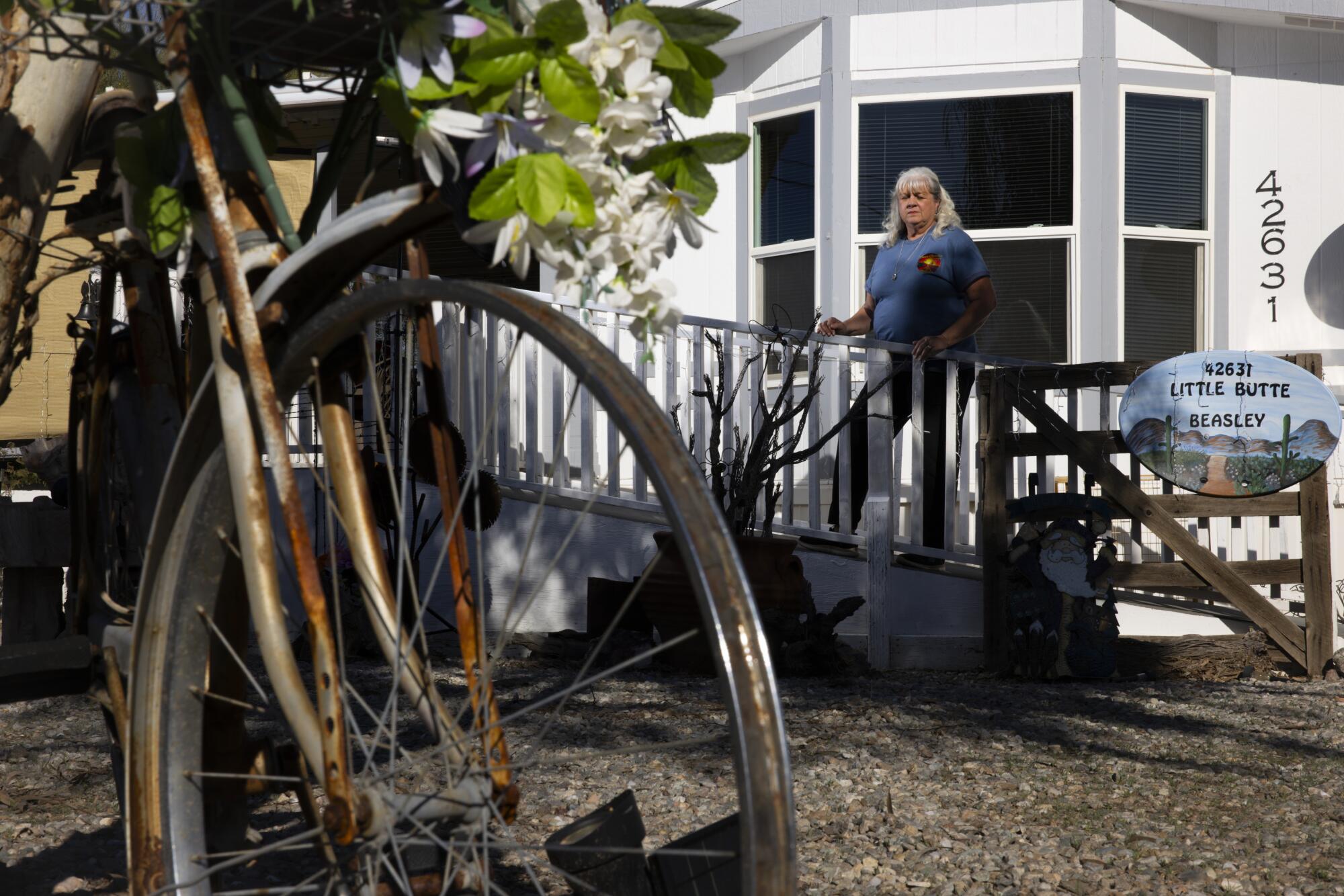 Denise Beasley devant sa maison à Bouse, en Arizona.
