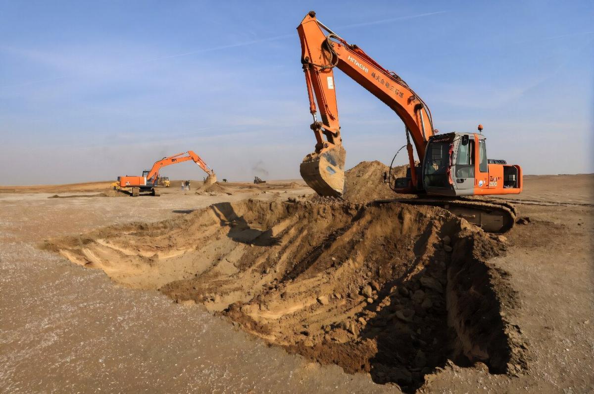 Excavatrices travaillant sur le terrain