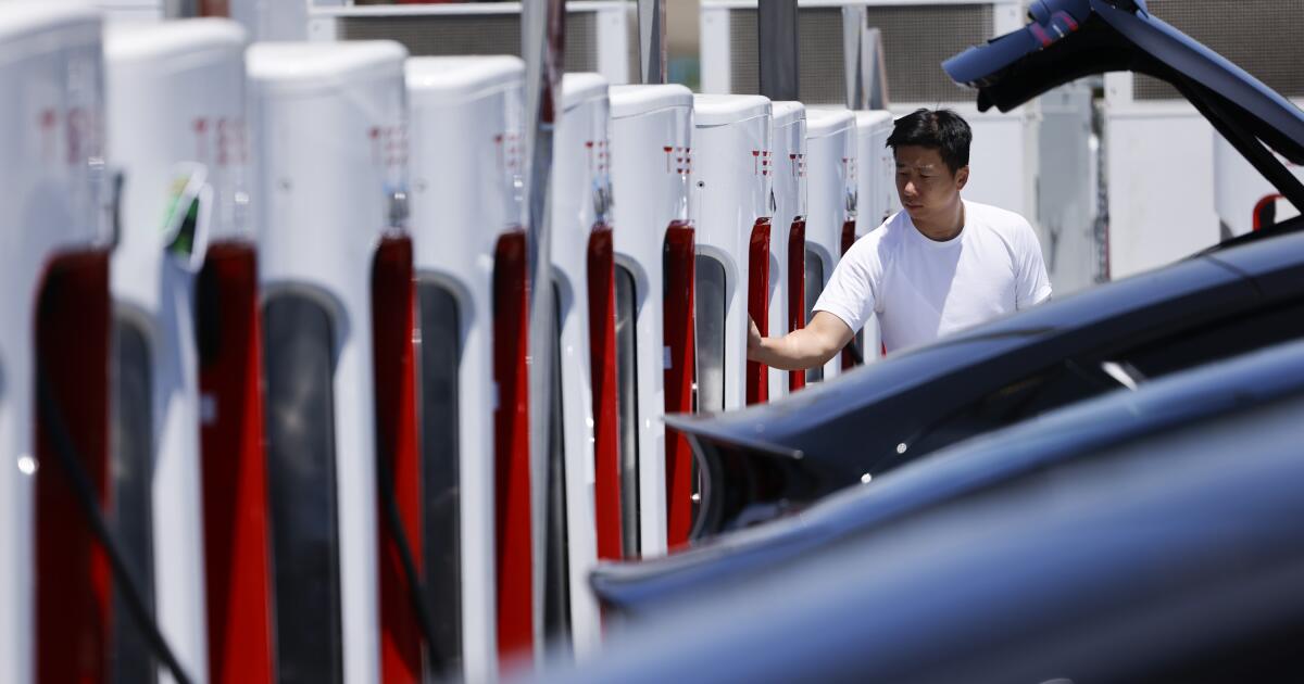 Le réseau de chargeurs de véhicules électriques continue de s'étendre et, grâce au financement fédéral, il a repris son expansion.