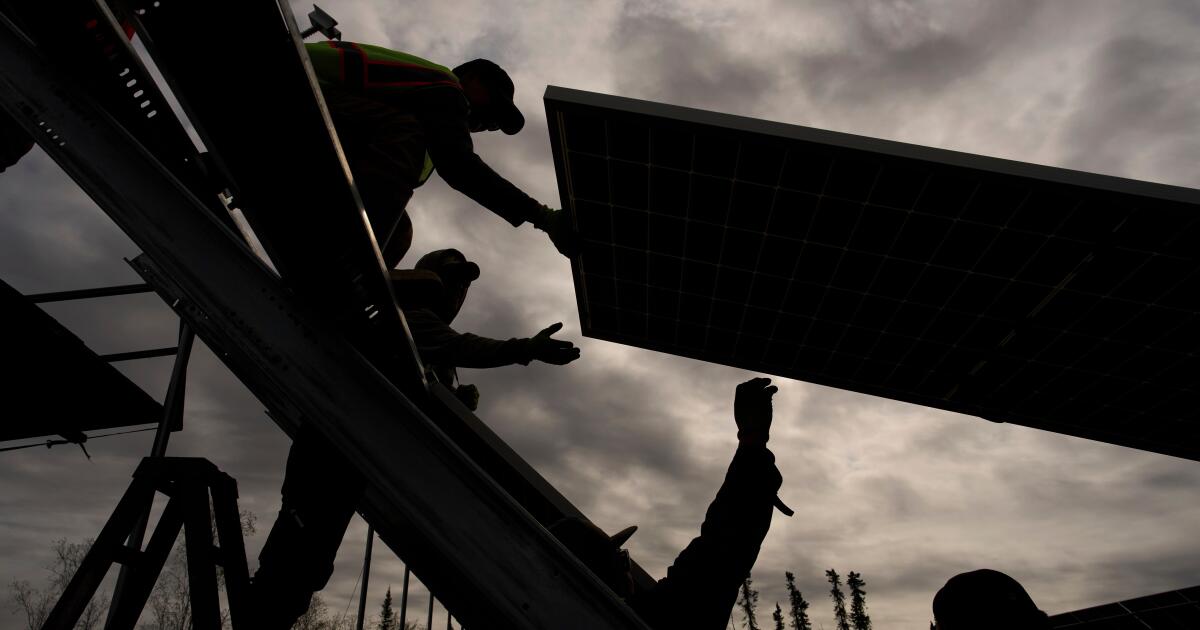 Le retour de Trump a apporté de fortes difficultés pour les énergies propres. Alors pourquoi les défenseurs sont-ils optimistes en 2026 ?