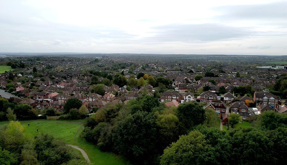 Le parc Allestree se trouve dans les environs de Derby et est à proximité de maisons qui l'ont rejoint dans le projet principal de reforestation urbaine du Royaume-Uni.