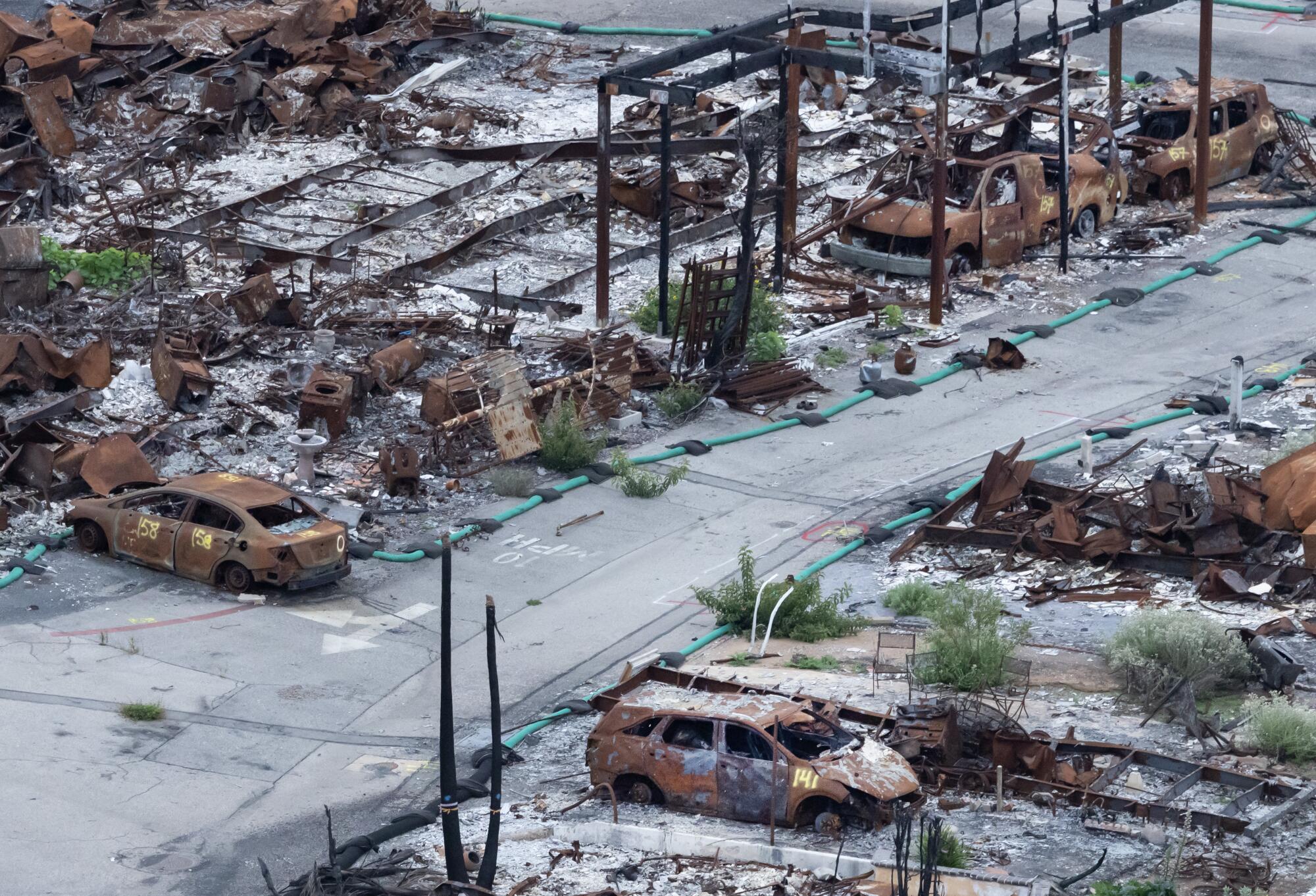 Des débris d'incendie restent dans les domaines mobiles du Pacific Palisades Bowl le 31 décembre 2025.