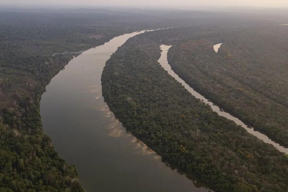 Photographie des archives du fleuve Tapajós, dans la municipalité de Jacareacanga, en Amazonie brésilienne (Brésil).