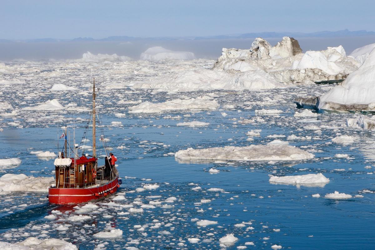 Un bateau dans l'Arctique.