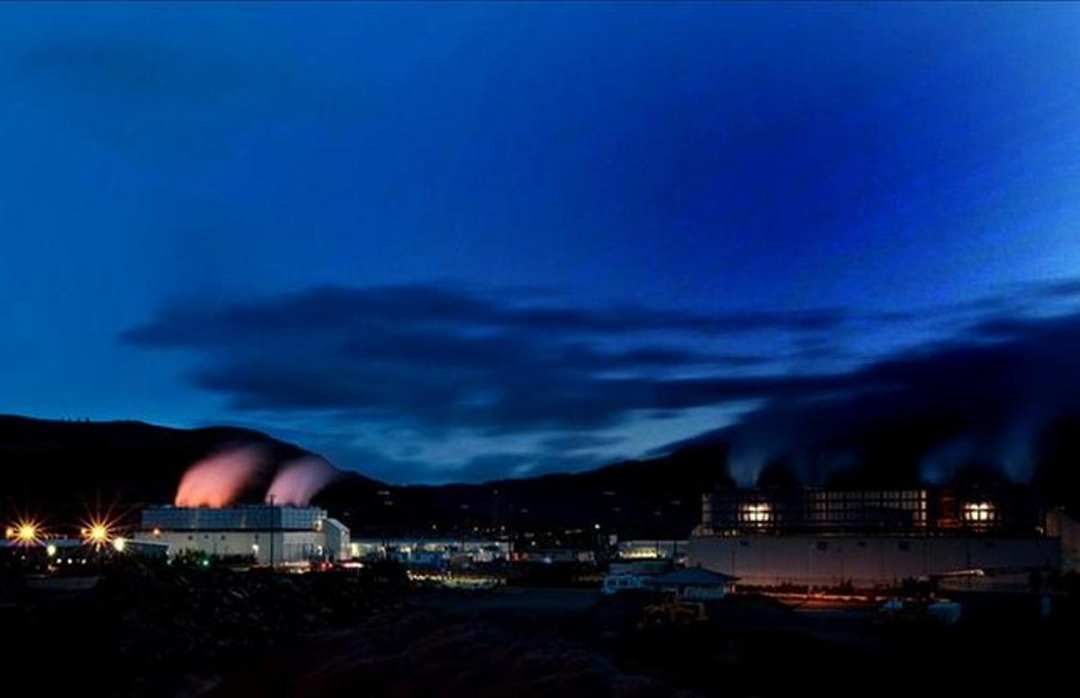 Colonnes de vapeur d'eau sortant des tours de réfrigération du centre de données de Google à The Dalles (Oregón, EEUU).