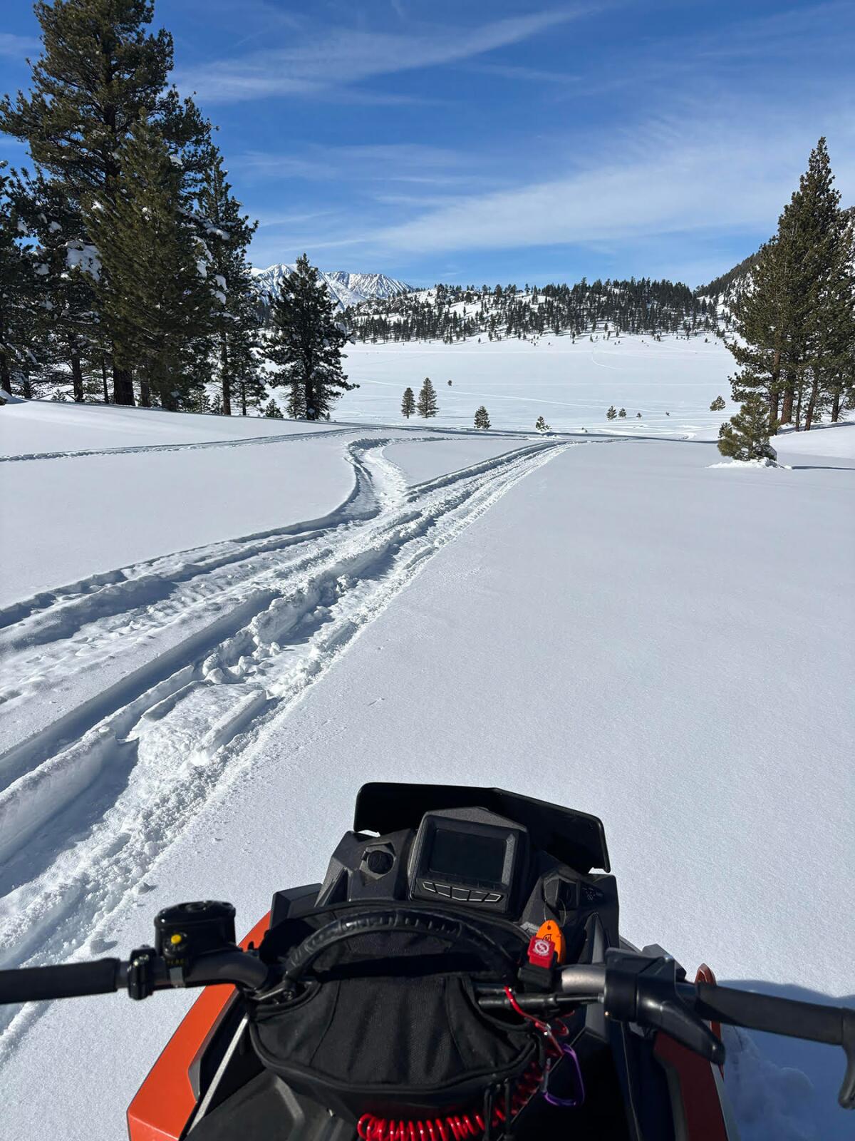 Une vue sur le paysage enneigé de la Sierra orientale depuis une motoneige