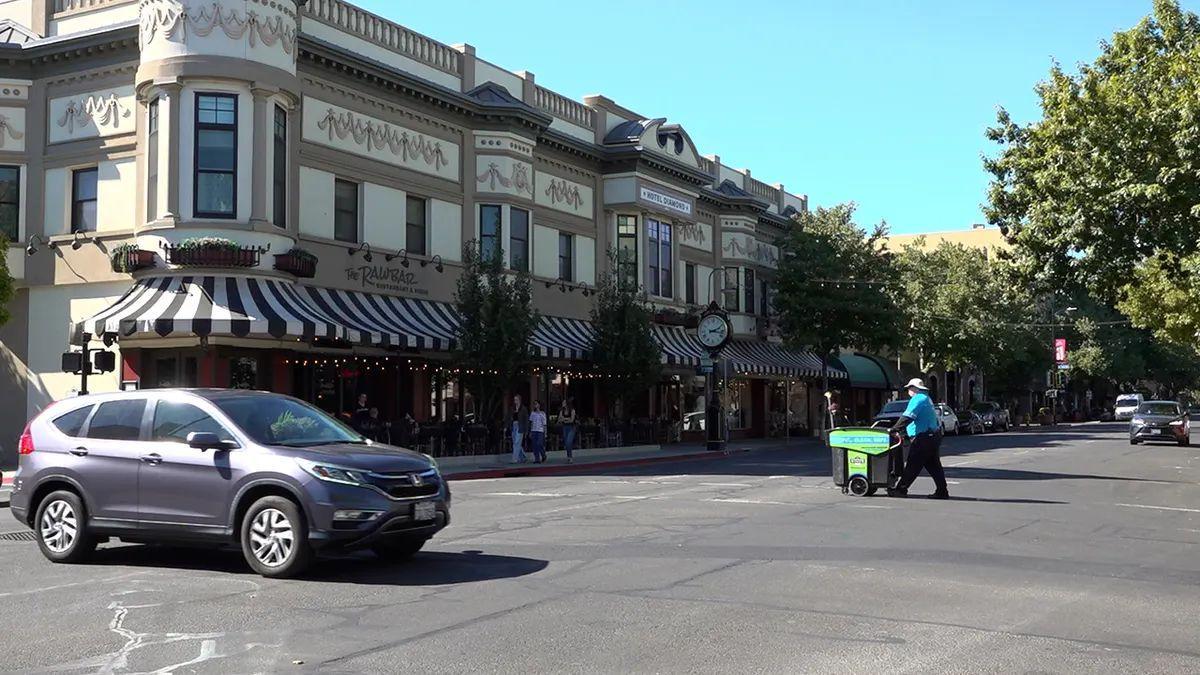 Un véhicule électrique circulant dans une ville de Californie