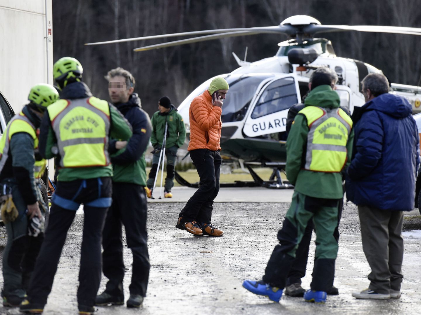 Membres du GREIM de la Garde Civile après l'opération de sauvetage. (EFE/Javier Blasco) 