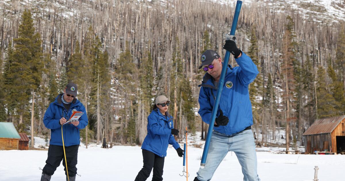 Un hiver chaud a réduit le manteau neigeux dans la Sierra Nevada en Californie