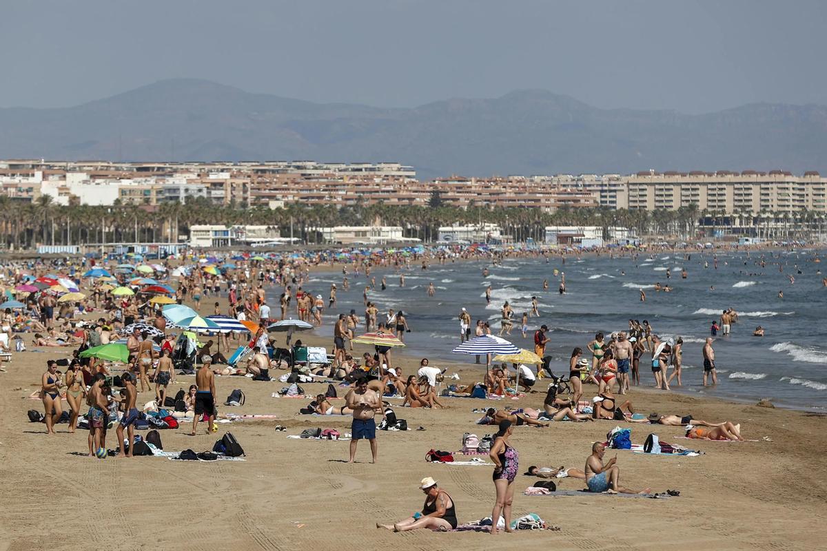 Bañistas sur la plage de la Malvarrosa.