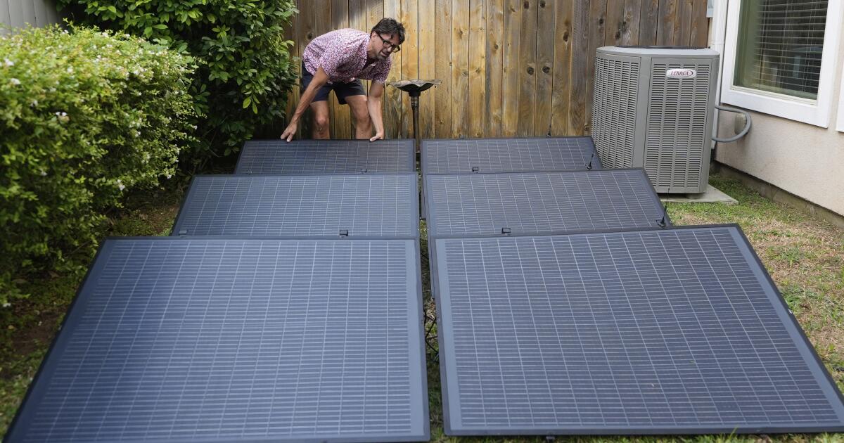 Pour réduire leurs factures d'électricité, les consommateurs installent discrètement l'énergie solaire DIY