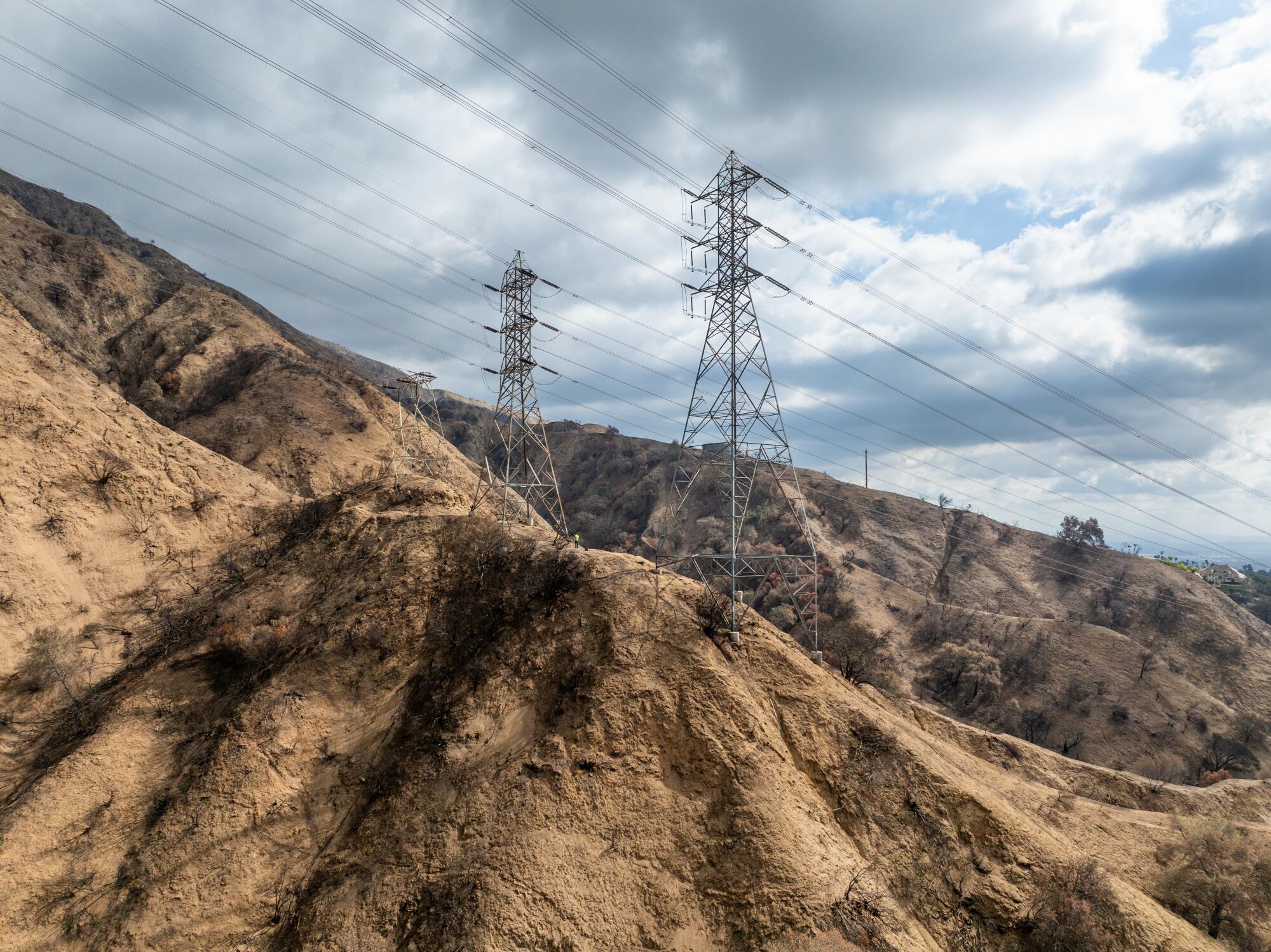 Lignes électriques Edison et tours de transmission à Eaton Canyon à Altadena en 2025.
