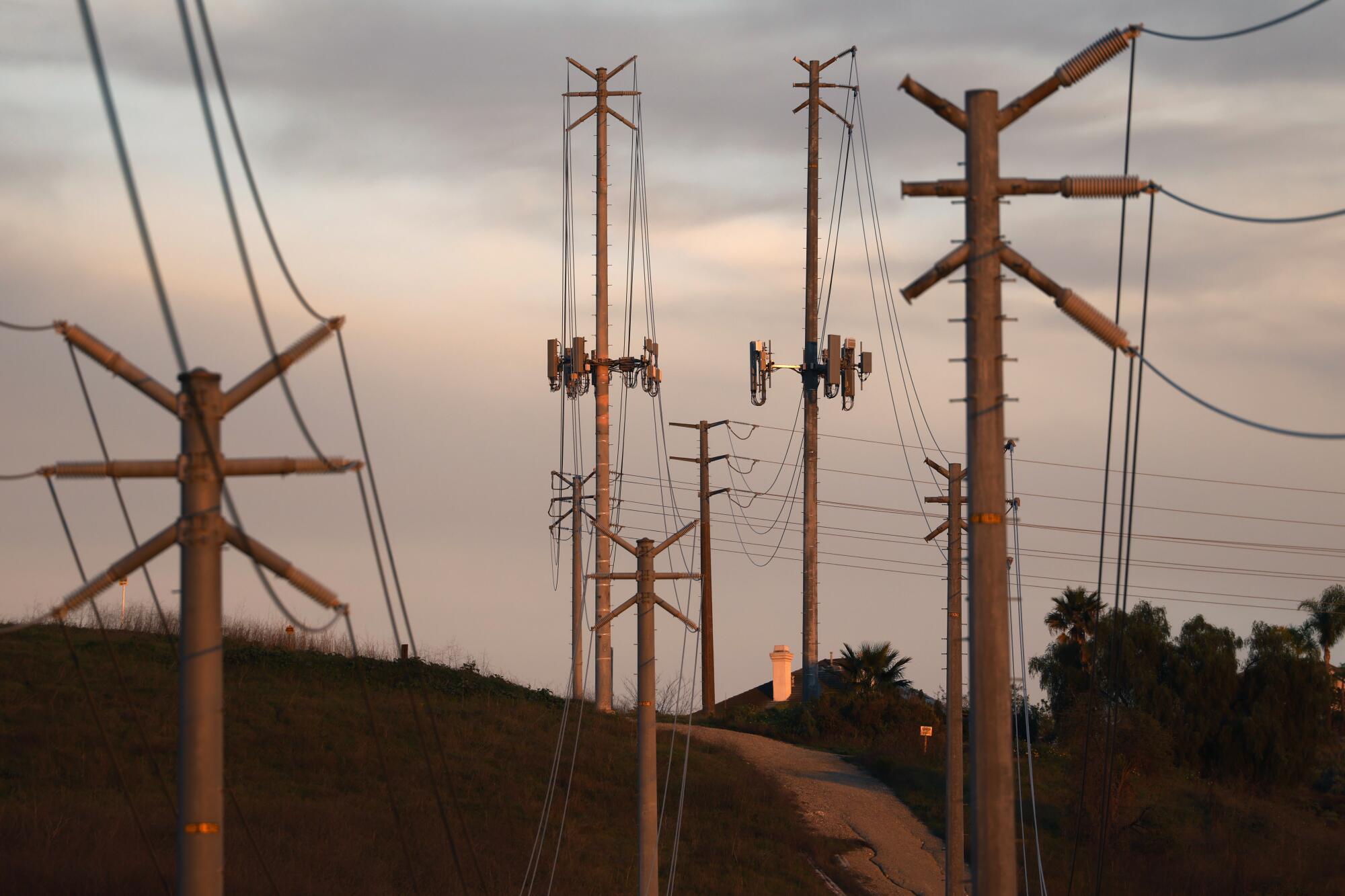 Les lignes de transport d'électricité Southern California Edison (SCE) sont visibles au coucher du soleil