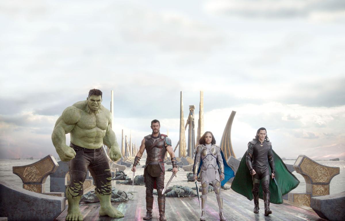 Image du film de Marvel Studios « Thor : Ragnarok ». Sur le pont Bifröst, nous rencontrons Hulk (Mark Ruffalo), Thor (Chris Hemsworth), Valkyrie (Tessa Thompson) et Loki (Tom Hiddleston).
