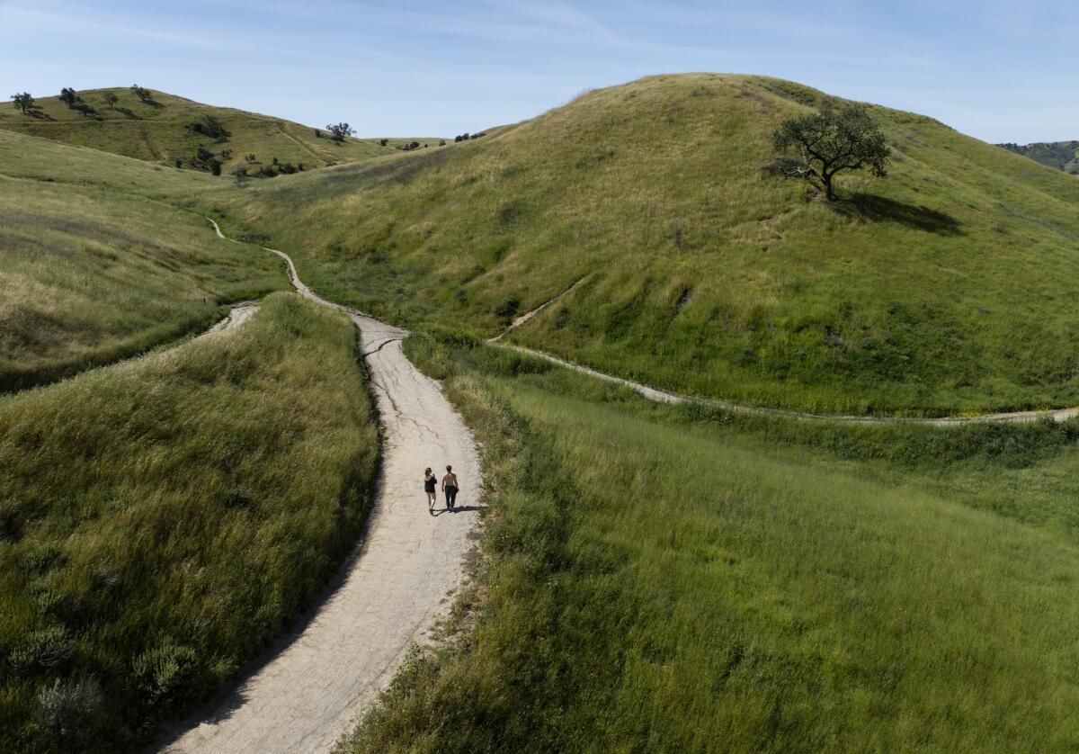 Les visiteurs font une randonnée le long de Victory Trailhead Loop pendant la vague de chaleur lundi à Woodland Hills.